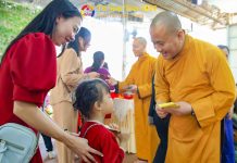 Về chùa vui xuân đón nhận lì xì