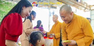 Về chùa vui xuân đón nhận lì xì