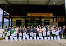 Nghệ An: Hội Từ Thiện Thiền Tôn Phật Quang và chùa Viên Quang tặng 100 suất quà tết cho người dân nghèo tại huyện Kỳ Sơn