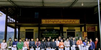 Nghệ An: Hội Từ Thiện Thiền Tôn Phật Quang và chùa Viên Quang tặng 100 suất quà tết cho người dân nghèo tại huyện Kỳ Sơn