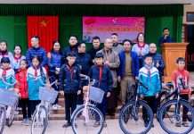 Hội Từ Thiện Thiền Tôn Phật Quang tặng 50 suất quà Tết cho Trung tâm Hội Người Mù huyện Nghĩa Đàn cùng 17 chiếc xe đạp tại Trường THCS Bán Trú Lợi Lạc