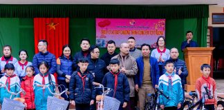 Hội Từ Thiện Thiền Tôn Phật Quang tặng 50 suất quà Tết cho Trung tâm Hội Người Mù huyện Nghĩa Đàn cùng 17 chiếc xe đạp tại Trường THCS Bán Trú Lợi Lạc