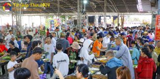 Không khí xuân ngập tràn đón mừng từng dòng người về Thiền Tôn Phật Quang dự Tết Nguyên Tiêu