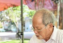 Xúc động hình ảnh cụ ông cặm cụi vẽ biểu đồ tiết tấu