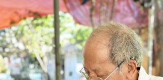 Xúc động hình ảnh cụ ông cặm cụi vẽ biểu đồ tiết tấu